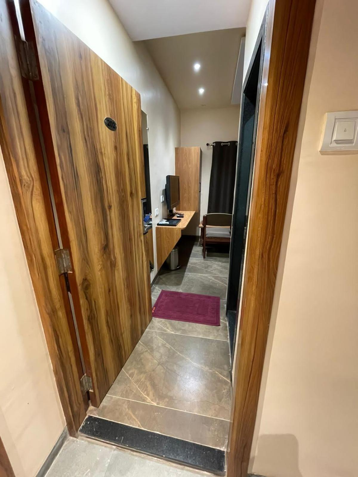 Hotel Vardhan Silvassa Phòng bức ảnh